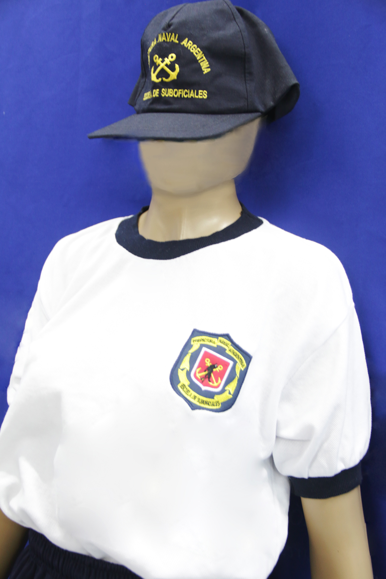 Remera de Piqué Blanca con Puño y Cuello Azul con Bordado - Aspirantes