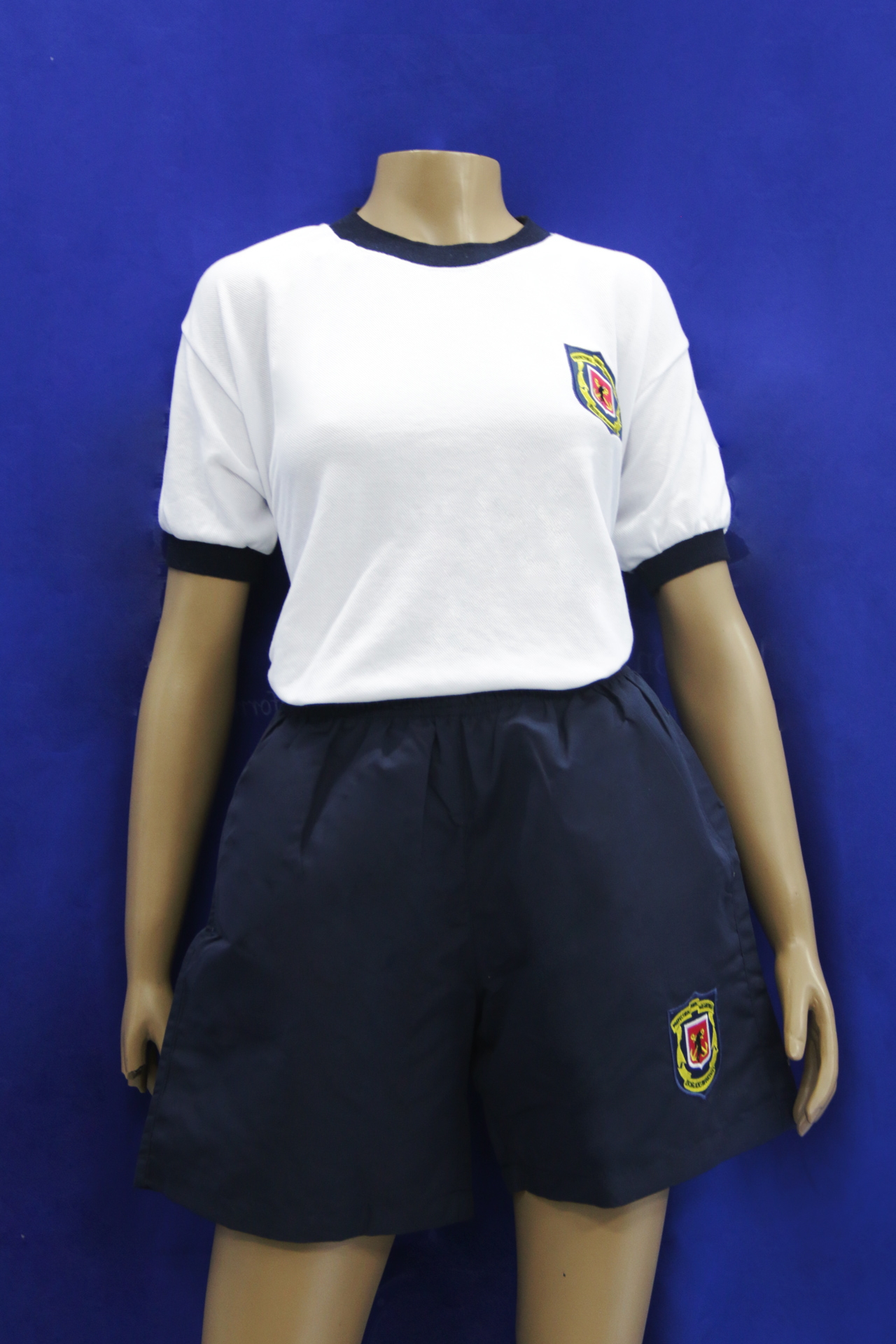 Remera de Piqué Blanca con Puño y Cuello Azul con Bordado - Aspirantes - Imagen 3