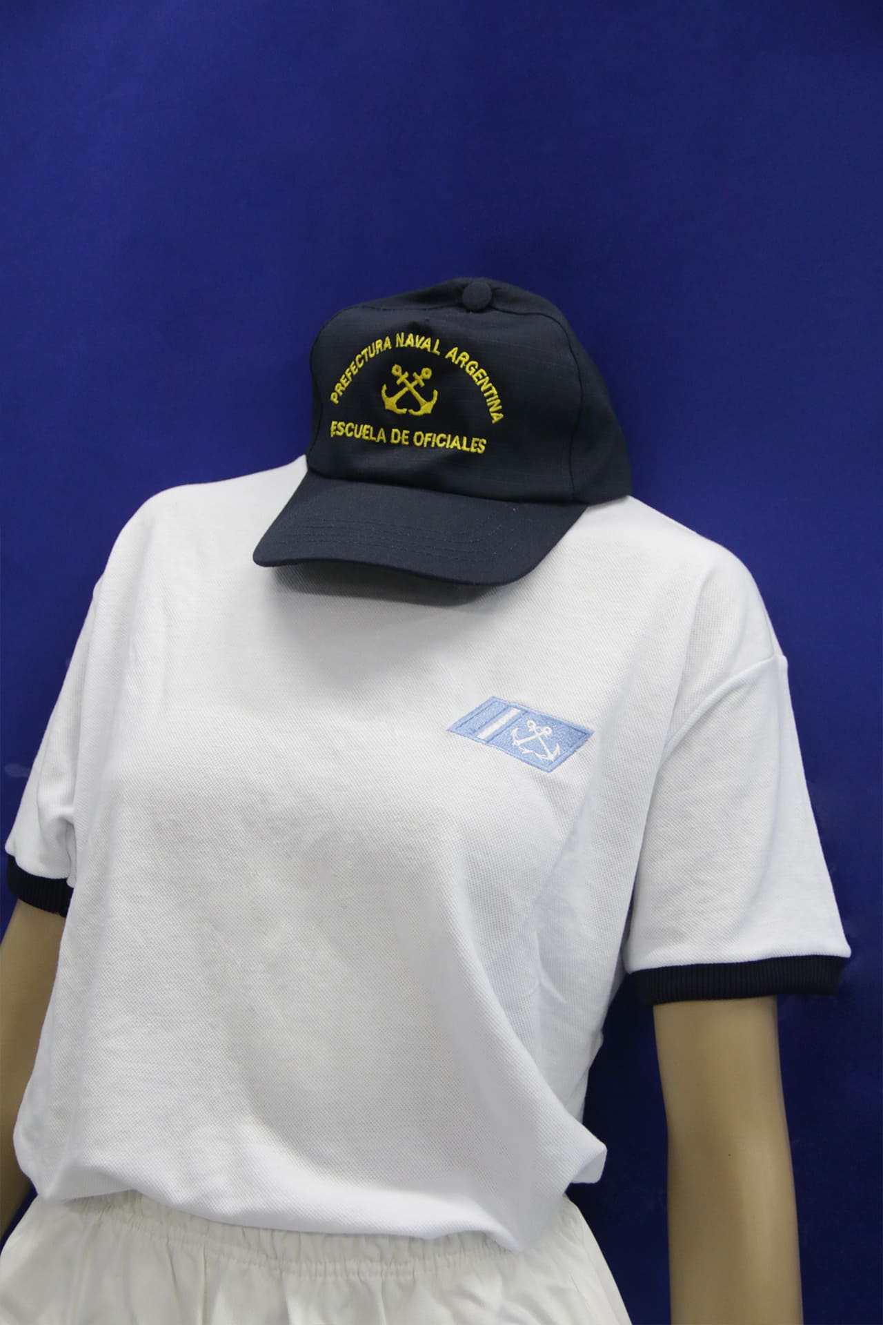 Remera de Piqué Blanca con Puño y Cuello Azul con Bordado - Cadetes
